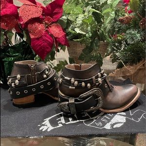 Beautiful Freebird by Steven Saloon Booties, Black Size 7!